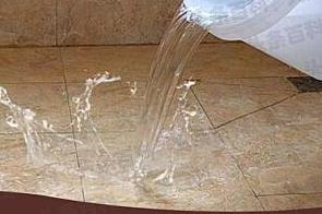 天峻漏水维修 免砸砖防水材料该如何施工